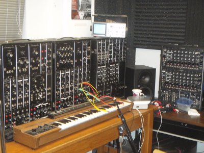 1024px-Moog_Synthesizer_3P_(1972),_CRuNCh_Lab.jpg